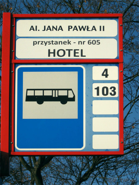 Информационная табличка на крыше автобусной остановки