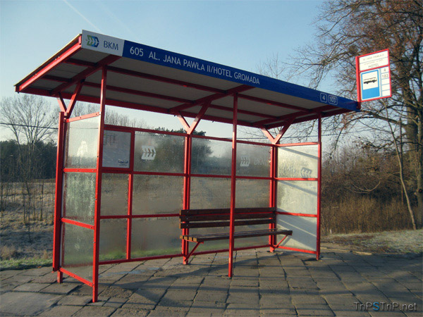 Будка автобусной остановки в Белостоке. На козырьке будки цифра 605 означает номер автобусной остановки, надпись Al. JANA PAWLA / HOTEL GROMADA – название автобусной остановки, а цифры 4 и 103 – номера останавливающихся автобусов